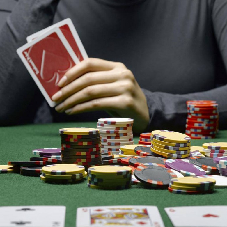 Un agent imobiliar care înșela clienții pentru a juca banii la poker a primit clemența judecătorului: „E ludopat”