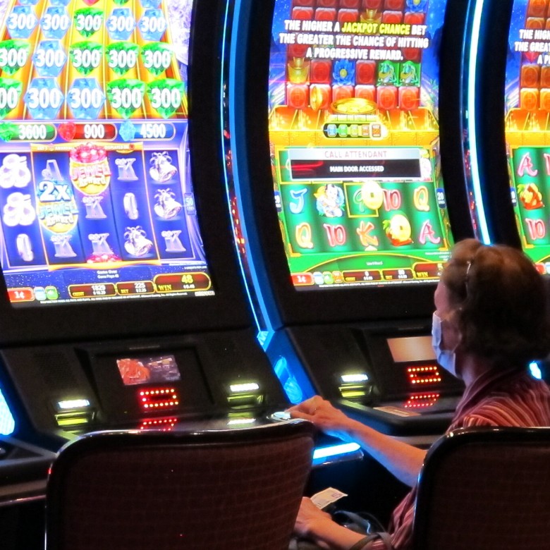 Cum arată reforma jocurilor de noroc: aparate cu cititor de carduri doar pentru adulți