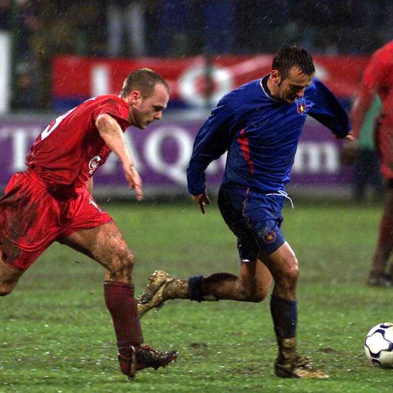 Danny Murphy (stânga), în duel cu românul Adrian Pitu, într-un meci Steaua - Liverpool, de pe 7 noiembrie 2003, din Cupa UEFA