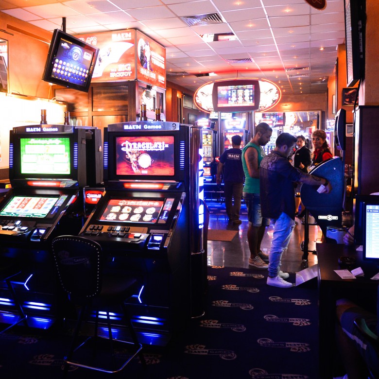 Zeci de percheziţii la persoane acuzate că au fraudat aparatele de jocuri de noroc
