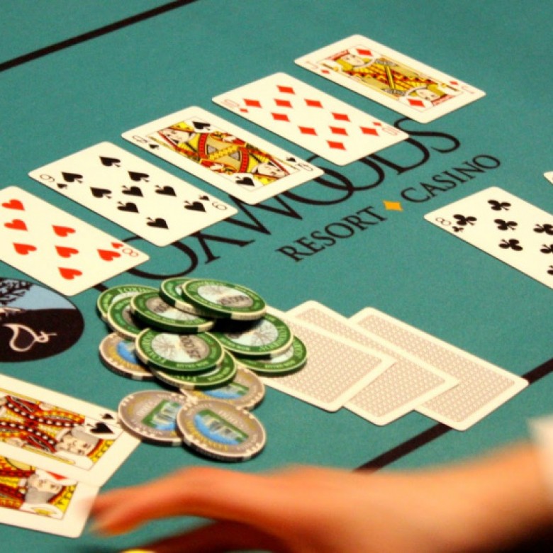 O femeie a devenit milionară cu o chintă royală la 3 Card Poker