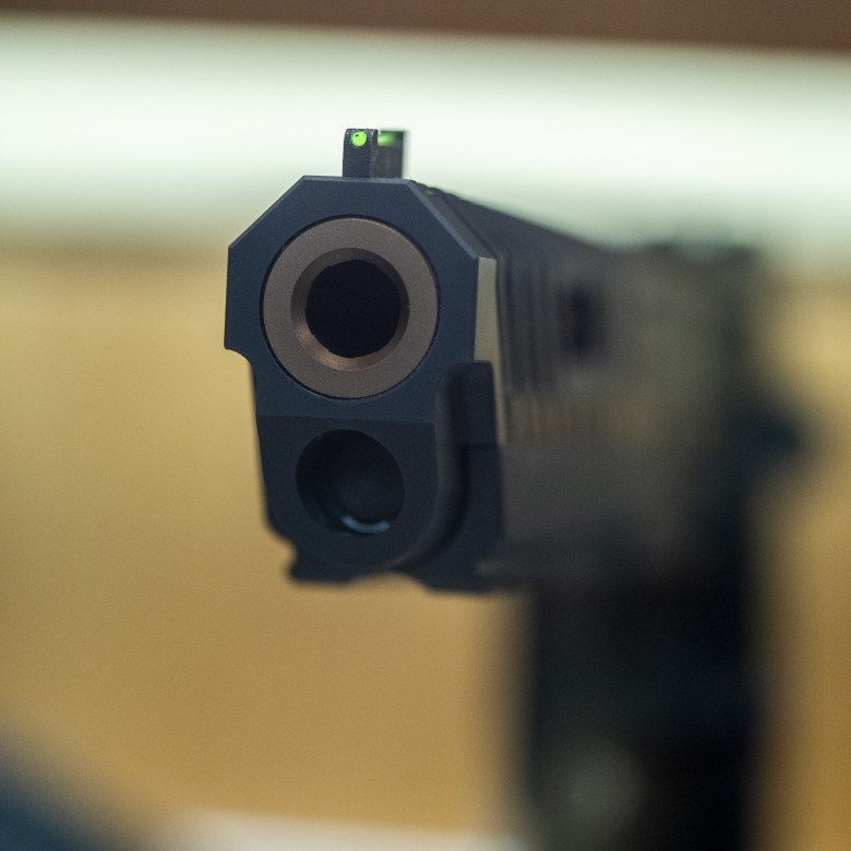 Atac la o sală de jocuri din Craiova: un tânăr mascat a ameninţat casiera cu pistolul 