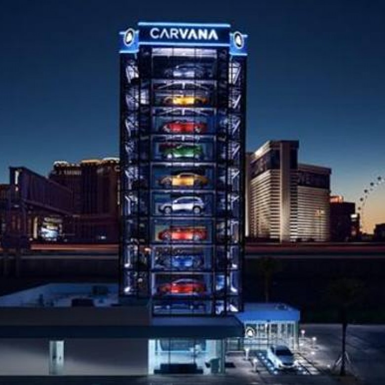 Nebunia jocurilor de noroc în Las Vegas: un aparat în formă de slot machine care colectează mașinile