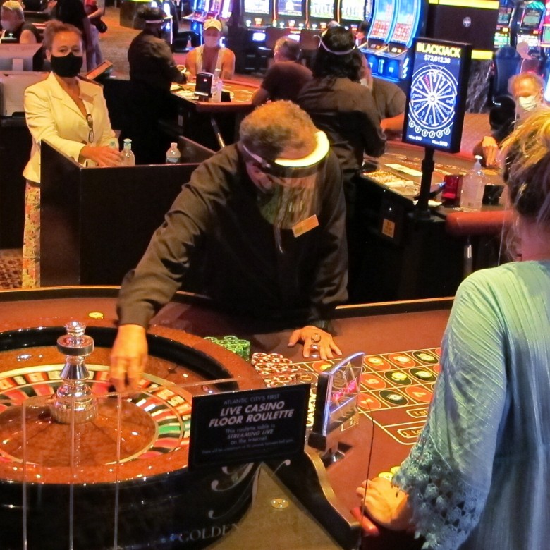 Bătaie între mai multe persoane într-o sală de jocuri de noroc din Dâmboviţa