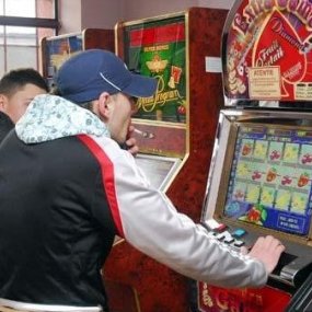 Iohannis a promulgat legea privind jocurile de noroc: păcănelele, scoase de la sate